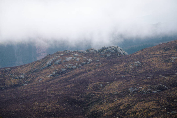Граничні куполи, оточені вересом під низькими хмарами на гірському хребті Сістраль в Абадін-Луго-Галісія. - Фото, зображення