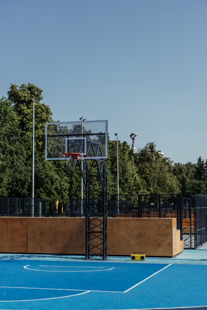 современный корт с винтажным проигрывателем под баскетбольным обручем - Фото, изображение