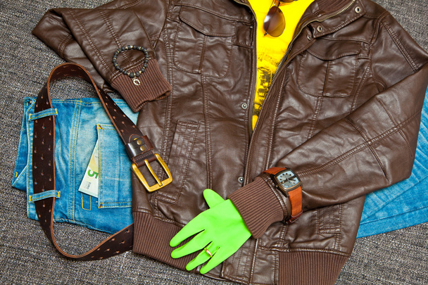 Tenue tendance : veste en cuir, T-shirt, jeans avec ceinture en cuir, montres, bracelets, lunettes de soleil et gants. Billets 5 Euro
 - Photo, image