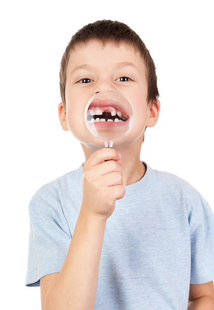 jongen tonen verloren tand door vergrootglas - Foto, afbeelding