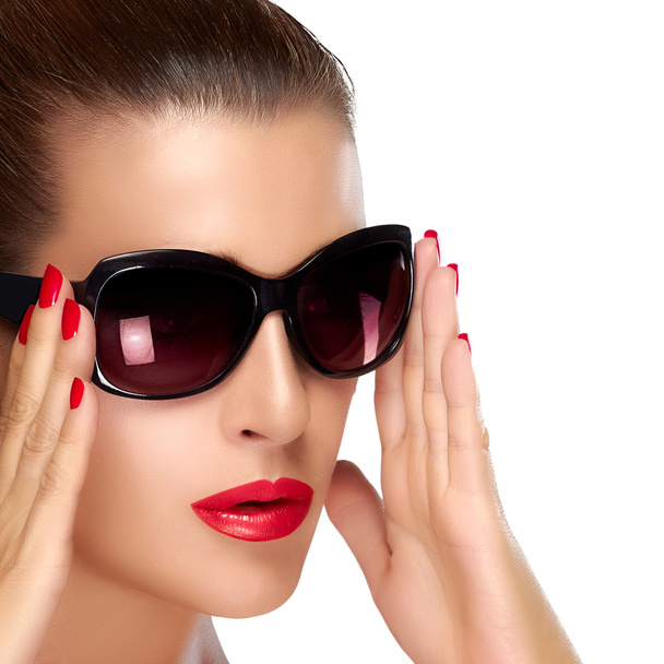 Hermosa modelo en gafas de sol de moda negra. Maquillaje brillante y M
 - Foto, Imagen