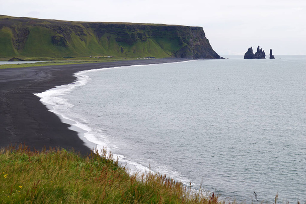 Reynisfjara Black Beach στην Ισλανδία, βραχώδεις απότομες πλαγιές - Φωτογραφία, εικόνα