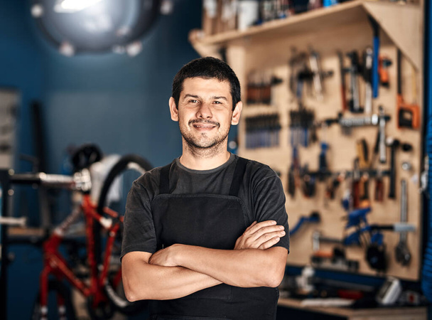 They call me the leader in bicycle repair. a man working in a bicycle repair shop - Fotoğraf, Görsel