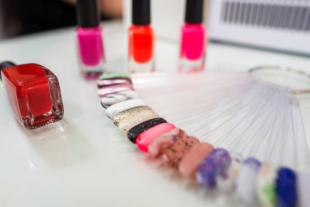 Various colorful nails, manicure palette. Nail polish samples. selective focus. palette with samples of nail polish. collection of samples of varnishes for manicure. well-groomed hands, healthy nails. Selective focus. nail design samples. - Fotoğraf, Görsel
