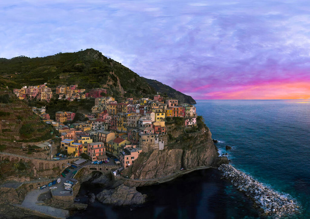 Manarola, La Spezia, Italy - July 11, 2018: Waterfront with colorful houses. Manarola overlooks the sea in the province of La Spezia, is in the natural park of the Cinque Terre in Liguria, in north-western Italy. It is on the UNESCO World Heritage. - Valokuva, kuva