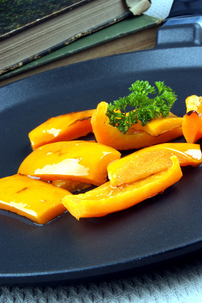 Нарезанный и жареный органический перец на сковороде
 - Фото, изображение
