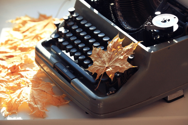 Máquina de escribir con hoja de otoño
 - Foto, Imagen
