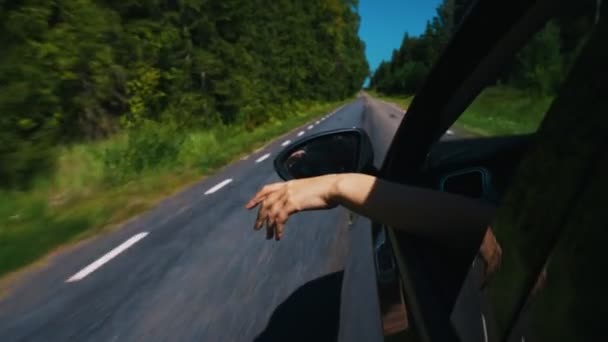 La main d'une femme devant la fenêtre de la voiture. Concept vacances d'été
. - Séquence, vidéo