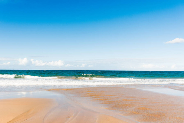 Ocean waves and sandy beach on a sunny day. Nature tropical background. Kellys Beach, Queensland, Australia - Foto, Bild