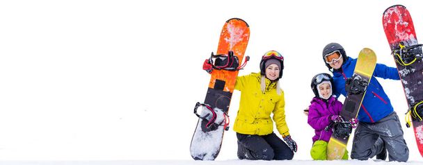 portrét rodina s snowboardy při pohledu na fotoaparát na bílém pozadí - Fotografie, Obrázek