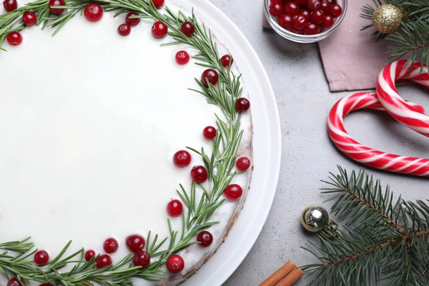 Flat lay composition with traditional Christmas cake on light grey table - Zdjęcie, obraz