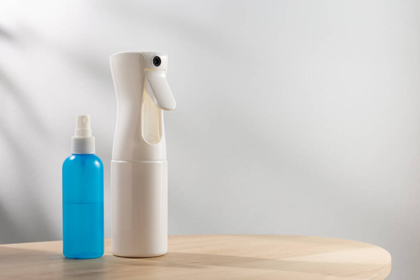 White alcohol spray bottle and a small blue alcohol spray bottle - Foto, immagini