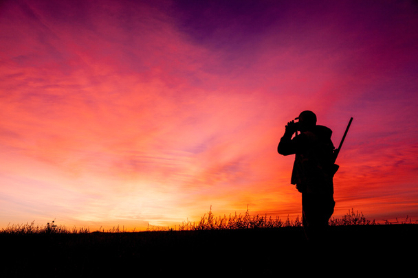 Κυνηγός Silhouetted με την Ανατολή - Φωτογραφία, εικόνα