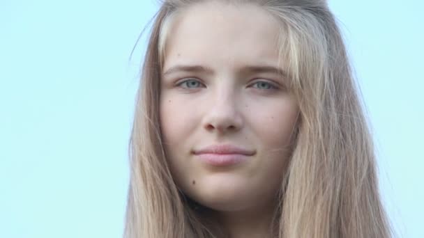 Νεαρό κορίτσι με τα υποστηρίγματα στα δόντια - Πλάνα, βίντεο