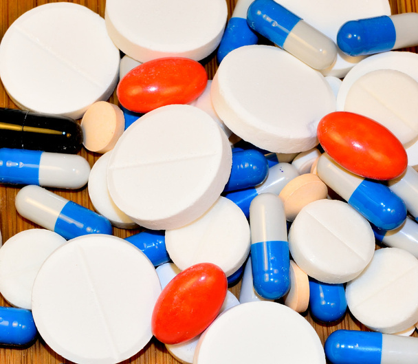 Um monte de medicamentos, comprimidos e cápsulas
 - Foto, Imagem