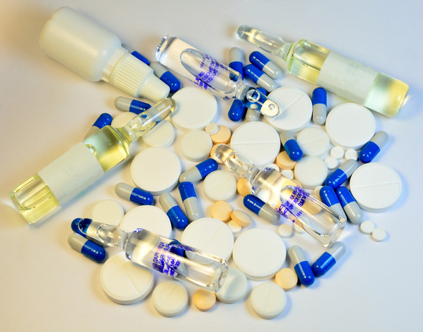 Багато таблеток, ампул та ліків на білому тлі
 - Фото, зображення