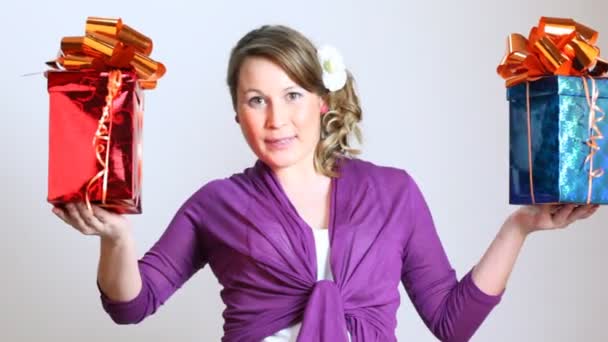 Έγκυος γυναίκα στάθμιση giftboxes - Πλάνα, βίντεο