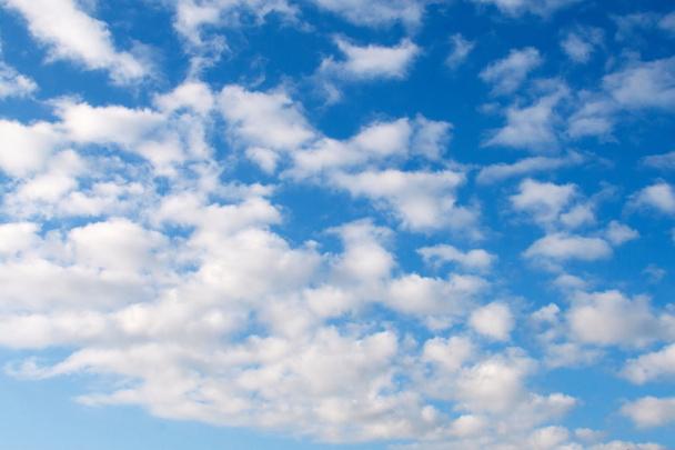 Splendide nuvole bianche sul cielo blu
 - Foto, immagini