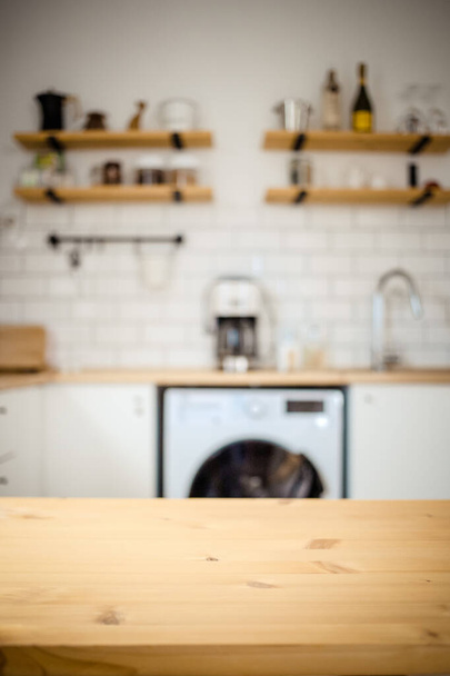 άδειο ξύλινο τραπέζι και θολή μακέτα κουζίνας επάνω για την επίδειξη προϊόντων - Φωτογραφία, εικόνα