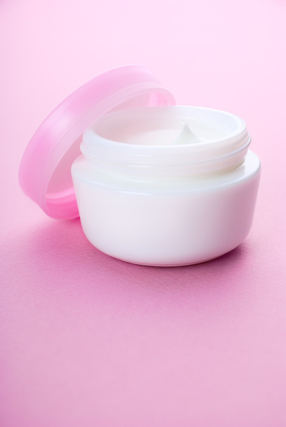 Envase de crema hidratante cosmética
 - Foto, Imagen