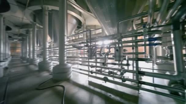 Obrovské nádrže a potrubí v pivovaru - Záběry, video