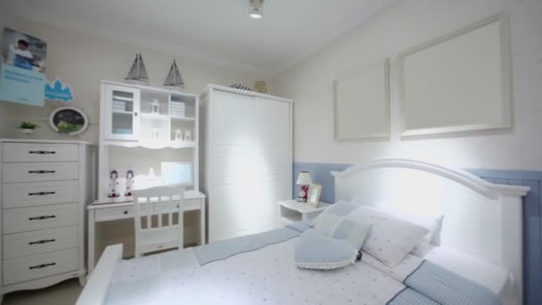 Kinderen slaapkamer met vele meubels - Video