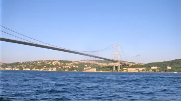 Schiffe schwimmen nahe der Bosporusbrücke - Filmmaterial, Video