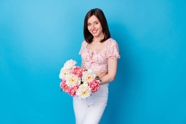 Photo portrait of lovely young woman day present hold peony bouquet wear stylish flower print outfit isolated on blue color background. - Foto, Imagen