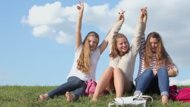 Τρία κορίτσια που sways με τα χέρια μέχρι - Πλάνα, βίντεο