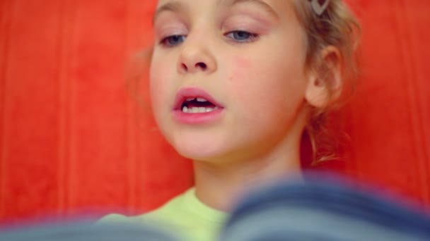 Kleines Mädchen liest Silben aus Buch - Filmmaterial, Video