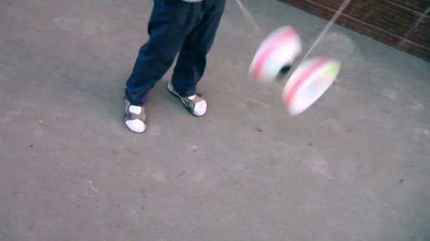 Boy plays with diabolo toy - Filmmaterial, Video