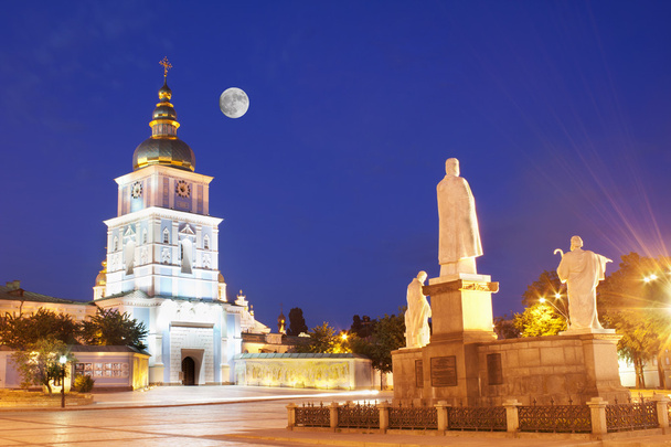 Igreja de São Miguel à noite em Kiev
 - Foto, Imagem