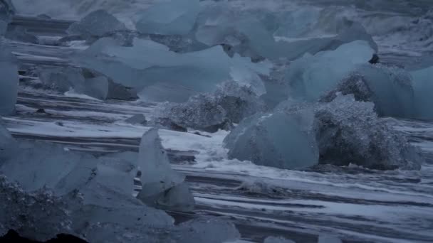 Spectacular waves leaving the sand and icebergs of diamond beach in slow-mo - Filmmaterial, Video