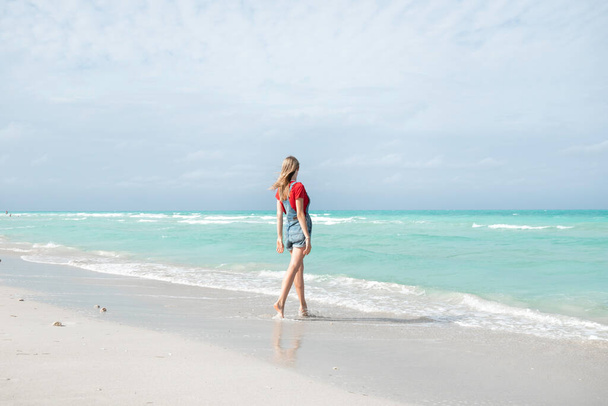 Beautiful young woman walking on the beach Varadero , Cuba - Foto, afbeelding