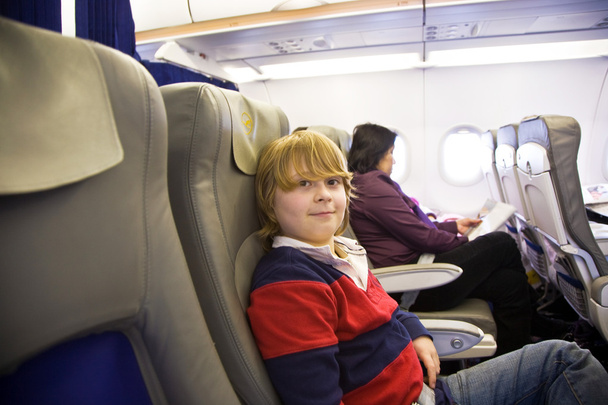 Chico disfruta de volar clase de negocios en el avión
 - Foto, imagen