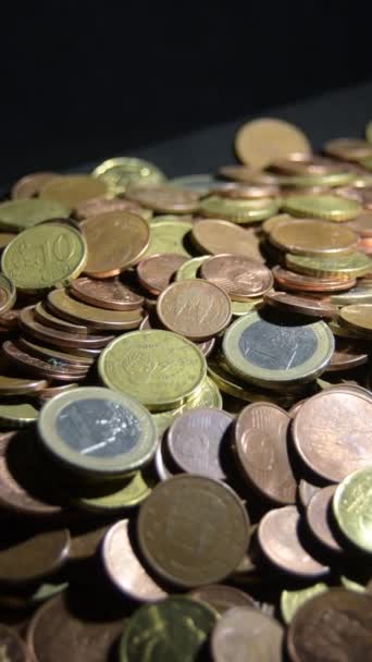 Használt euroérmék fekete hátterű, függőleges 4K - Felvétel, videó