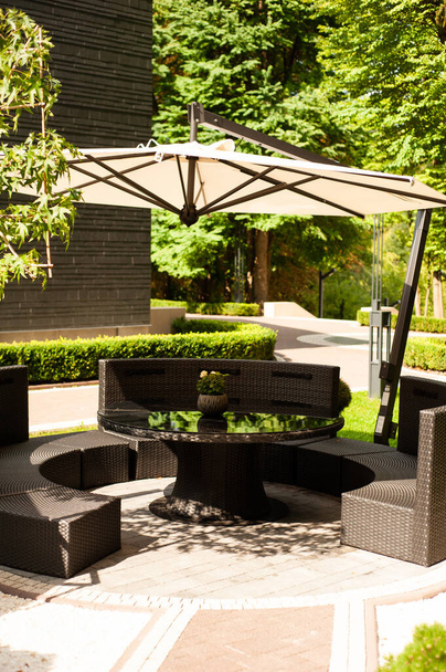 patio exterior con mesa y sillas - Foto, Imagen