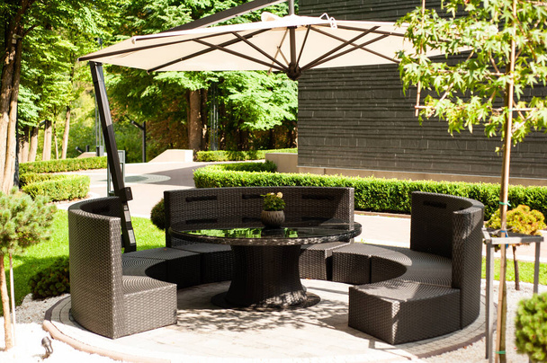 outdoor patio with chairs and garden - Foto, Imagen