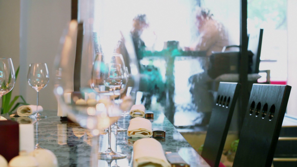 Kellner kommt zu Kunden hinter Wasserwand in Restaurant - Filmmaterial, Video