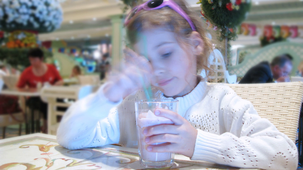 dziewczynka zjada lody - Materiał filmowy, wideo