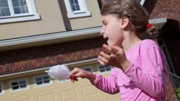 Little girl eats candy floss - Filmmaterial, Video