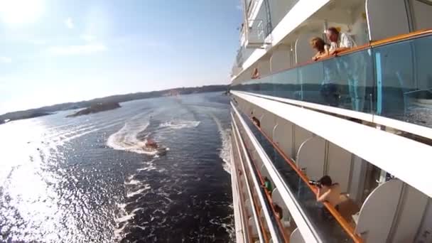 People stand along on balconies of liner - Filmati, video