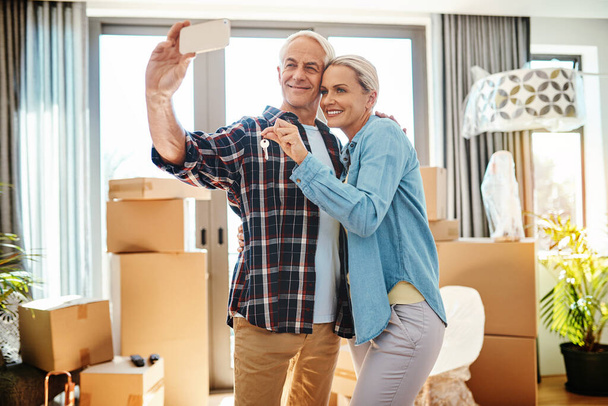 Brand new memories for a brand new home. a happy mature couple taking a selfie on moving day - Foto, Imagen