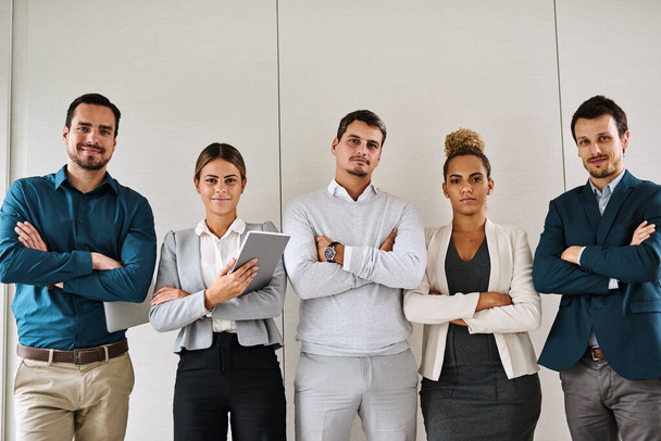 Бізнес-світ краще бути готовим до нас. Портрет групи бізнесменів, що стоять в офісі
 - Фото, зображення