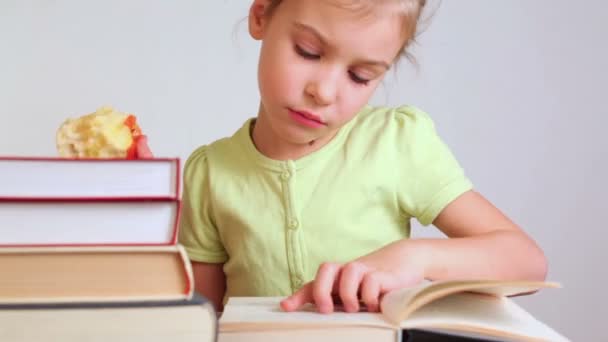 Little girl reads book - Felvétel, videó