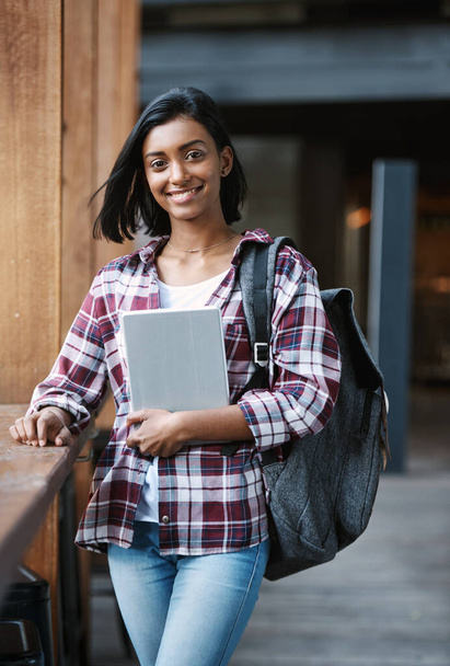 Я люблю кампусне життя. Обрізаний портрет привабливої молодої студентки, яка тримає підручники, стоячи на вулиці в кампусі
 - Фото, зображення