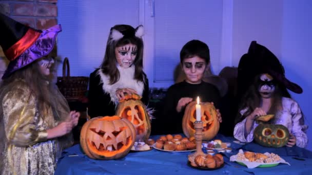 Children in a costumes lighting candles - Záběry, video