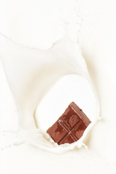 ダーク チョコレート ミルクにはね - 写真・画像