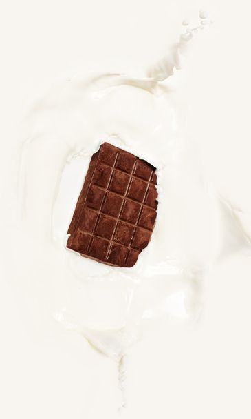 Chocolate negro salpicado en leche
 - Foto, Imagen