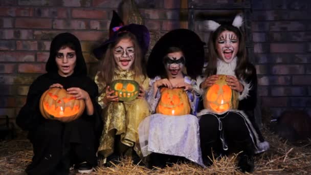 Kinder in Halloween-Kostümen mit Kürbissen - Filmmaterial, Video